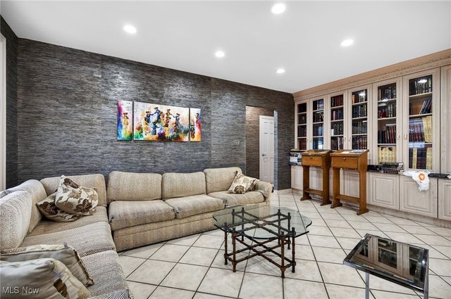 3498 Bainbridge Road, Cleveland Heights, OH 44118