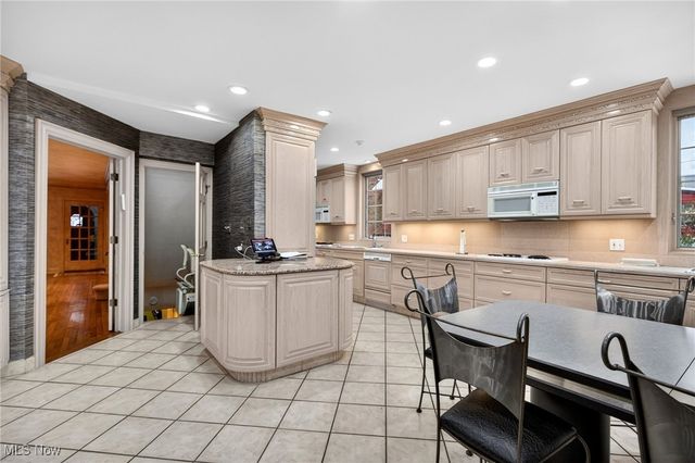 3498 Bainbridge Road, Cleveland Heights, OH 44118