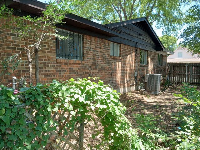 4528 Moorview Avenue, Fort Worth, TX 76119