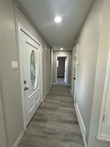 4528 Moorview Avenue, Fort Worth, TX 76119