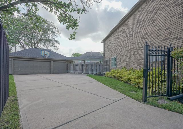 2108 Lakeway Drive, League City, TX 77573