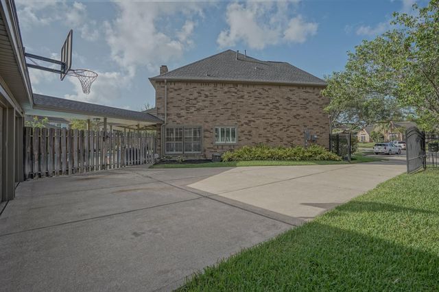 2108 Lakeway Drive, League City, TX 77573