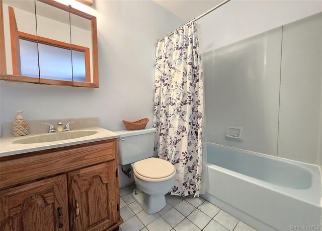 14 Avenue C, Holbrook, NY 11741