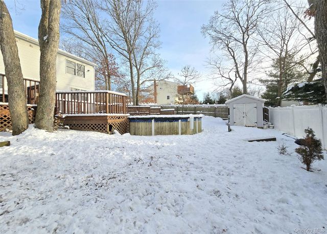 14 Avenue C, Holbrook, NY 11741