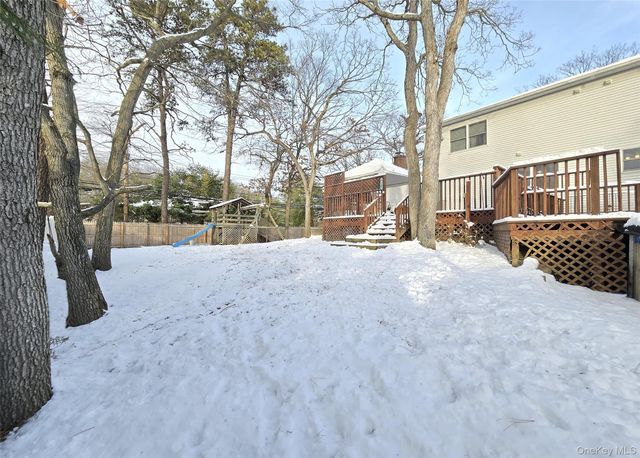 14 Avenue C, Holbrook, NY 11741