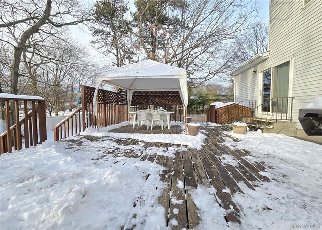 14 Avenue C, Holbrook, NY 11741