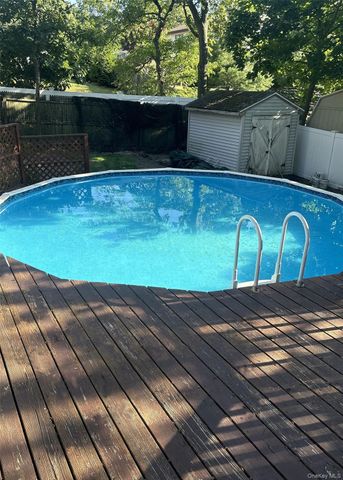 14 Avenue C, Holbrook, NY 11741