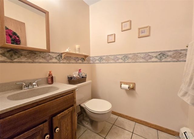 14 Avenue C, Holbrook, NY 11741