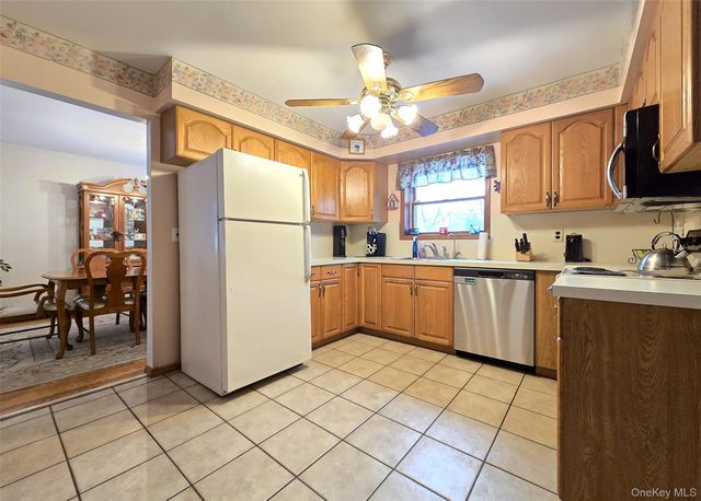 14 Avenue C, Holbrook, NY 11741