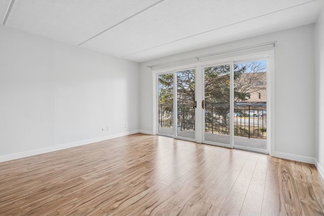 6980 W Touhy Avenue 201, Niles, IL 60714