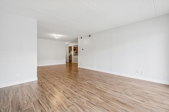 6980 W Touhy Avenue 201, Niles, IL 60714