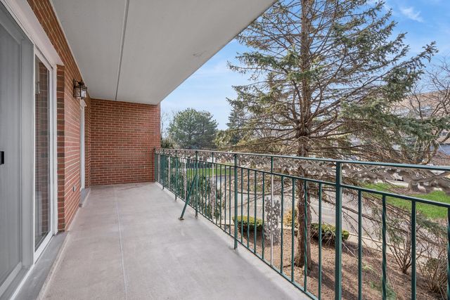 6980 W Touhy Avenue 201, Niles, IL 60714