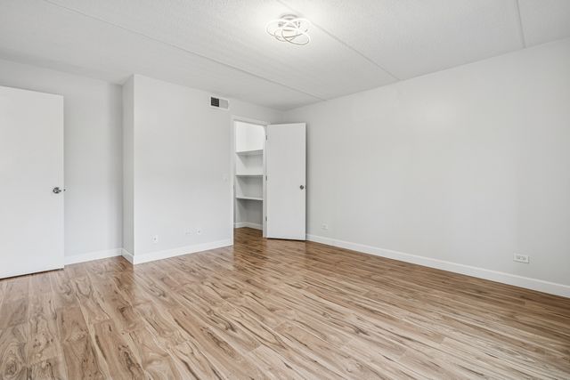 6980 W Touhy Avenue 201, Niles, IL 60714