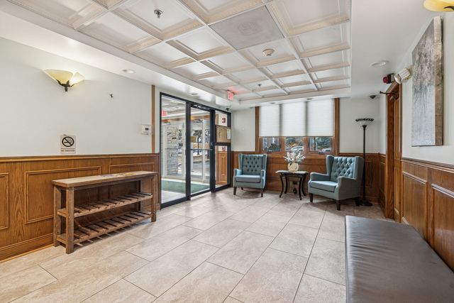 6980 W Touhy Avenue 201, Niles, IL 60714