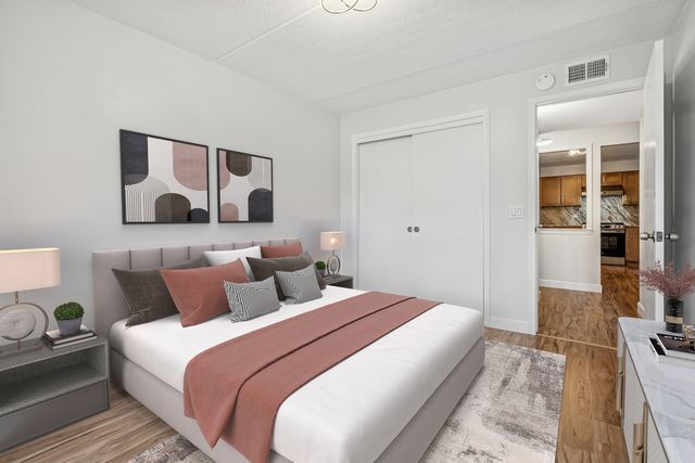 6980 W Touhy Avenue 201, Niles, IL 60714