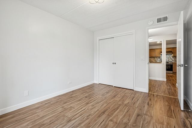 6980 W Touhy Avenue 201, Niles, IL 60714