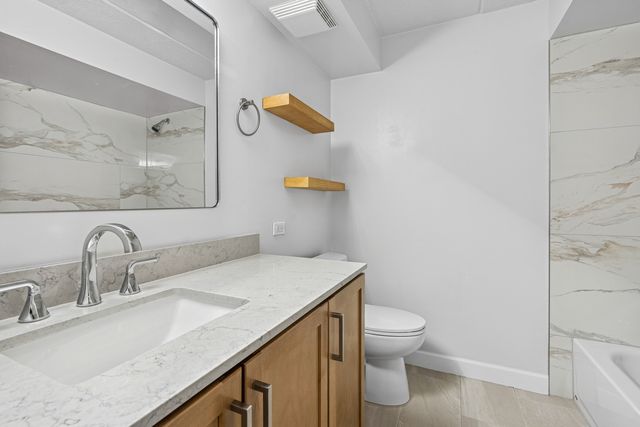 6980 W Touhy Avenue 201, Niles, IL 60714