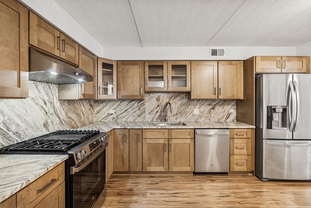 6980 W Touhy Avenue 201, Niles, IL 60714