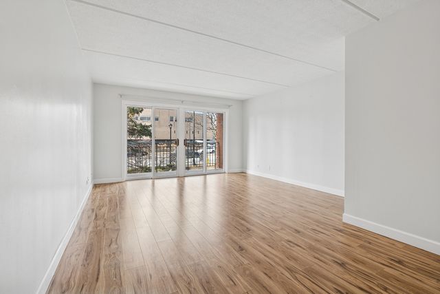 6980 W Touhy Avenue 201, Niles, IL 60714