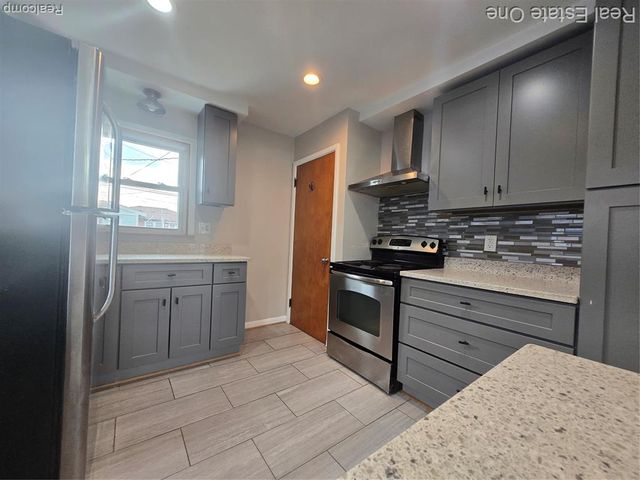 28425 Alger Boulevard, Madison Heights, MI 48071