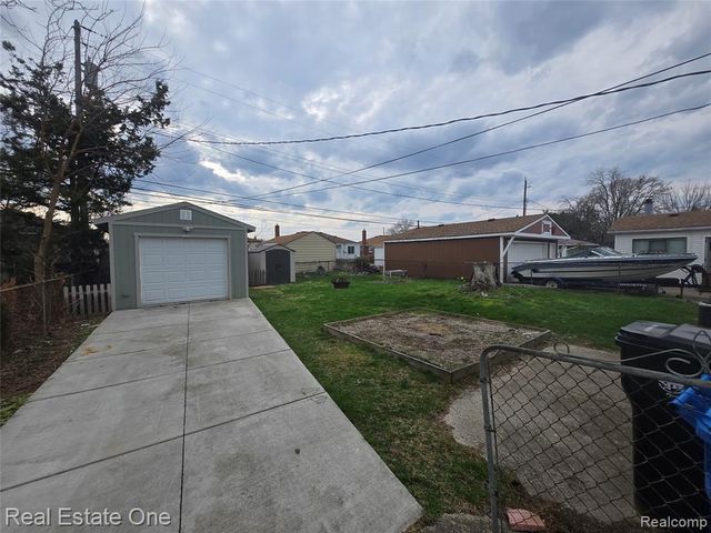 28425 Alger Boulevard, Madison Heights, MI 48071