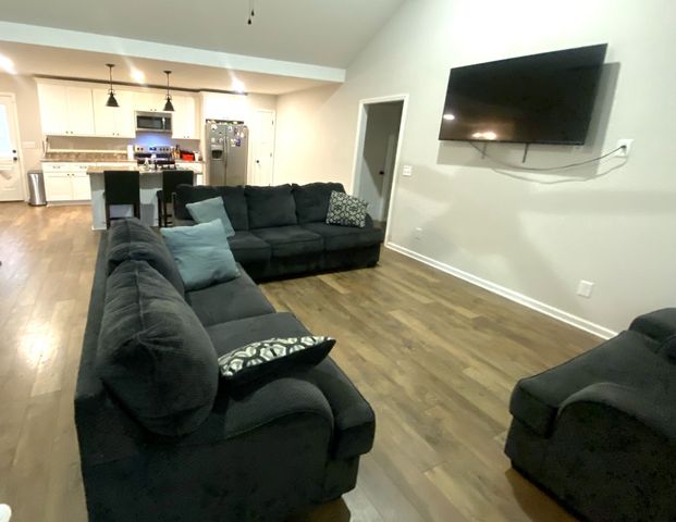 1210 White Dr, Lewisburg, TN 37091