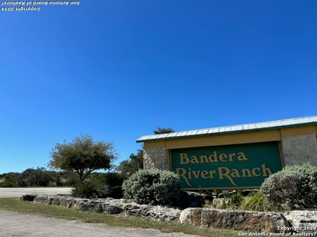470 Oak Bend Dr, Bandera, TX 78003
