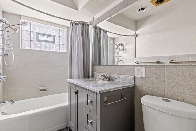 1725 N Astor STREET, Milwaukee, WI 53202