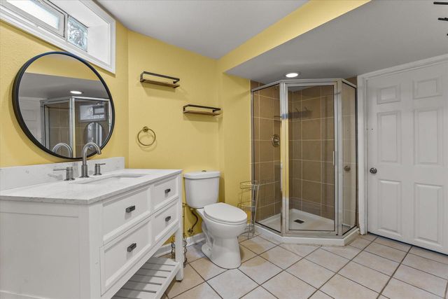 1725 N Astor STREET, Milwaukee, WI 53202