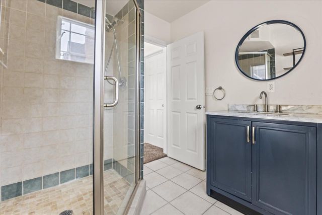 1725 N Astor STREET, Milwaukee, WI 53202