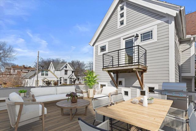 1725 N Astor STREET, Milwaukee, WI 53202