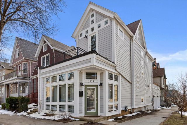 1725 N Astor STREET, Milwaukee, WI 53202