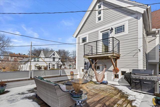 1725 N Astor STREET, Milwaukee, WI 53202