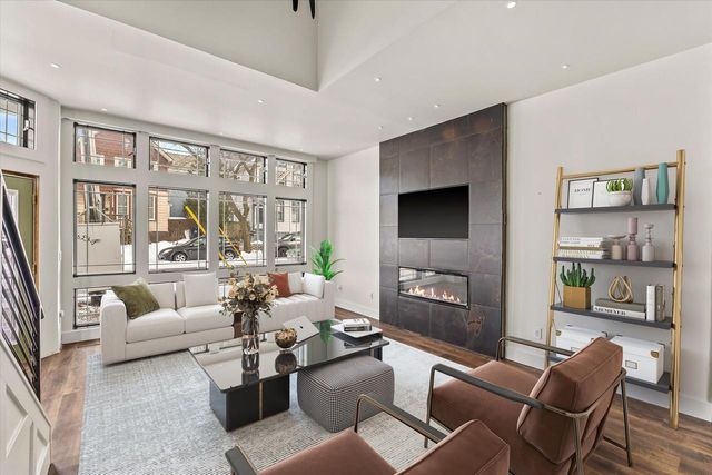 1725 N Astor STREET, Milwaukee, WI 53202