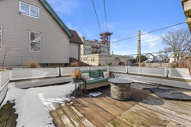 1725 N Astor STREET, Milwaukee, WI 53202