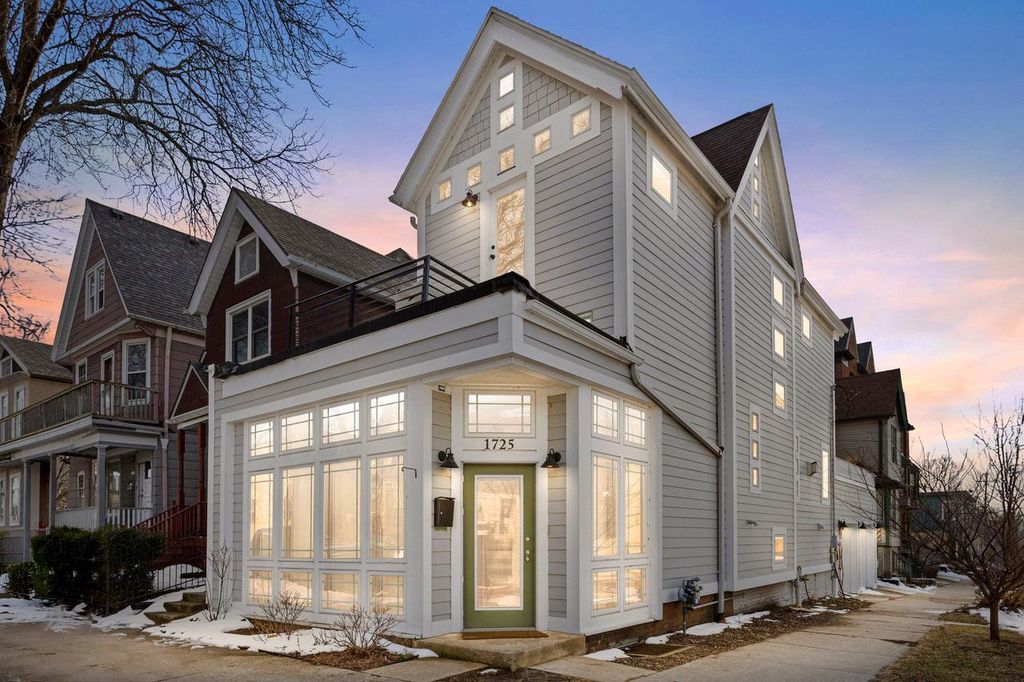 1725 N Astor STREET, Milwaukee, WI 53202