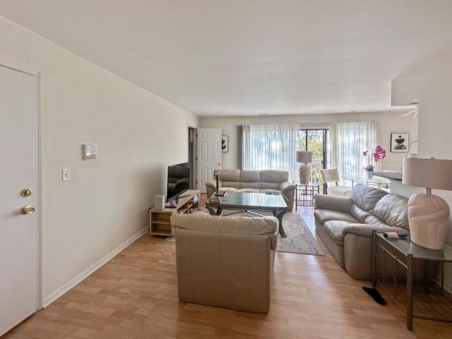 209 W Court of Shorewood 3A, Vernon Hills, IL 60061