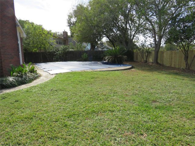 1212 Bob White Drive, Friendswood, TX 77546