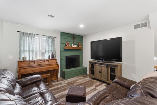 8448 E Lakeland Ct, Wichita, KS 67207