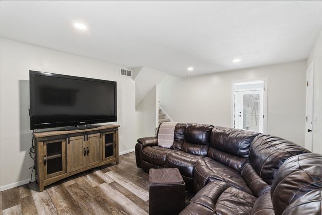 8448 E Lakeland Ct, Wichita, KS 67207