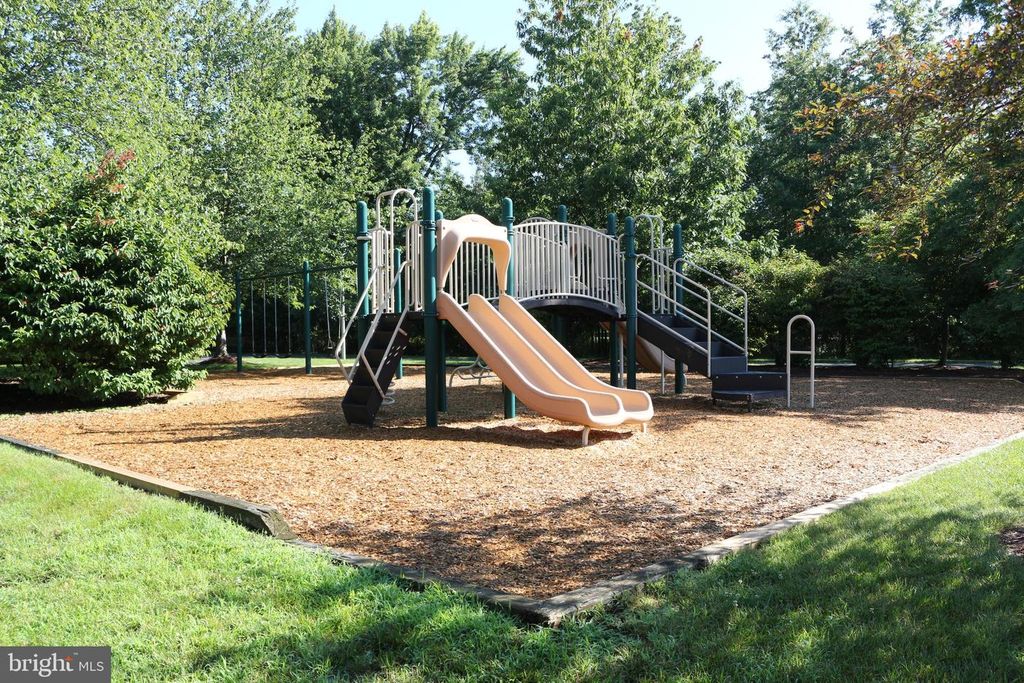 2 CHESTERFIELD CT, Flemington, NJ 08822