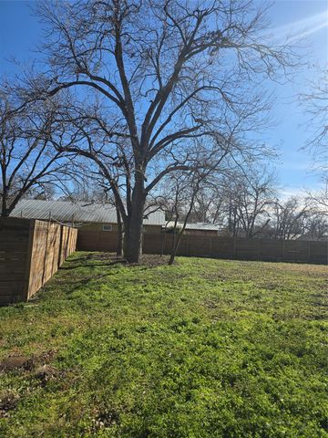 305 Lexington RD, Elgin, TX 78621