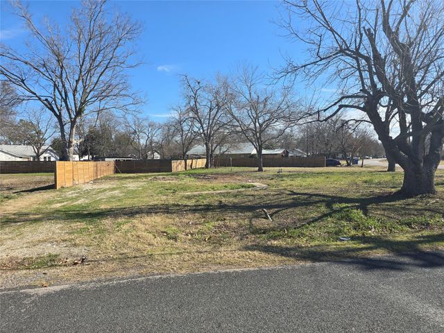 305 Lexington RD, Elgin, TX 78621