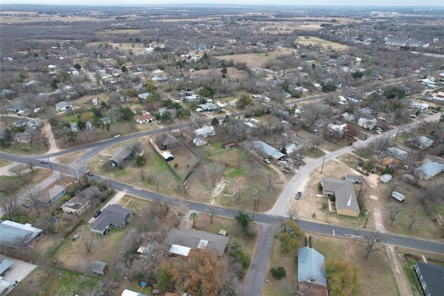 305 Lexington RD, Elgin, TX 78621