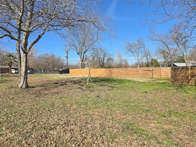 305 Lexington RD, Elgin, TX 78621