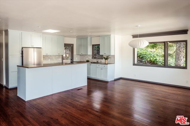 2051 Kenilworth Avenue, Los Angeles, CA 90039