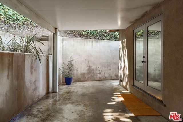 2051 Kenilworth Avenue, Los Angeles, CA 90039