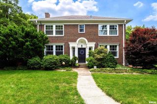 2905 MIDDLE Road, Davenport, IA 52803