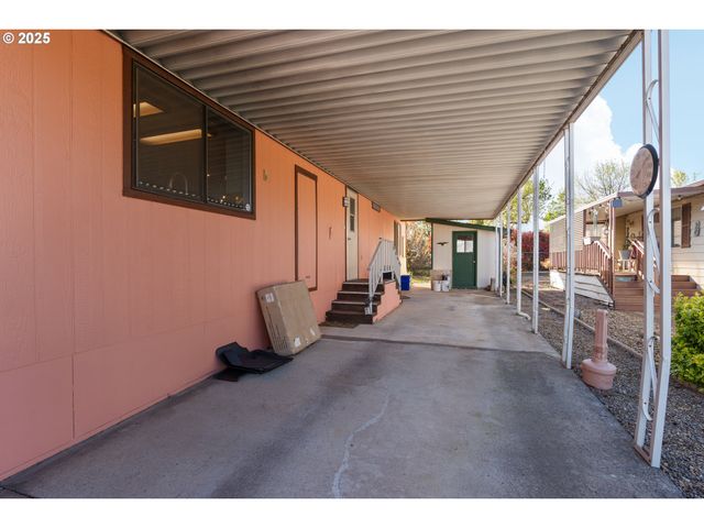 1199 N TERRY St 302, Eugene, OR 97402