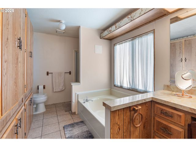 1199 N TERRY St 302, Eugene, OR 97402